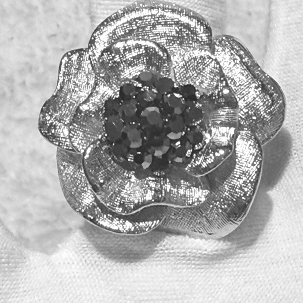 Elegant Silver Flower Ring